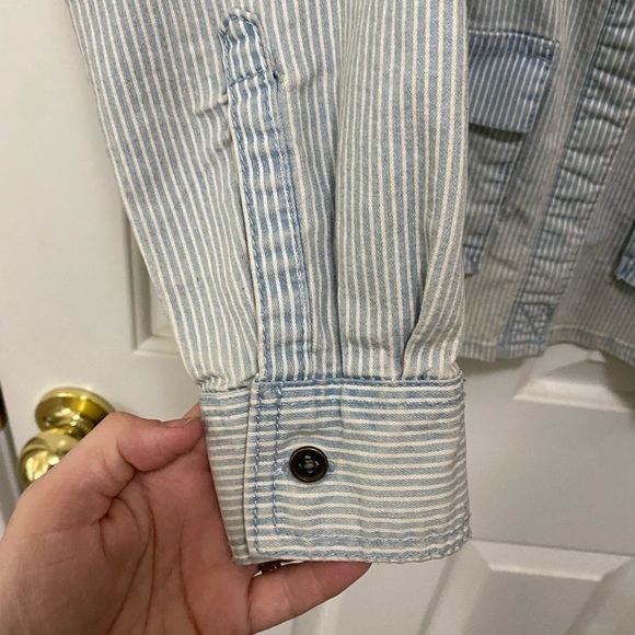 Universal Thread thin striped light washed style jean jacket-shirt-shacket - SM - Picture 9 of 11